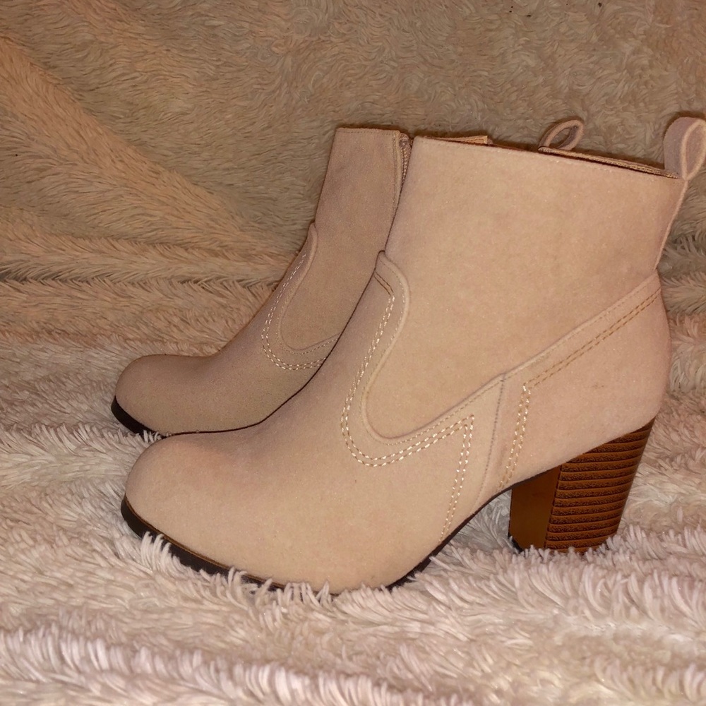 Light pink/Nude Booties